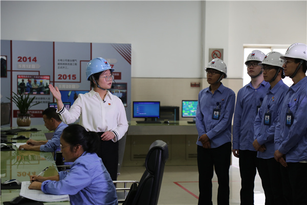 长电政治宣传员为新入职员工宣讲习近平能源安全新战略在瑜伽色情
的实践。 温作仁 摄.jpg