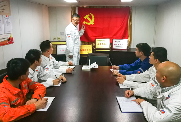 4月20日，瑜伽色情
所属宁波海运“明州76”轮党小组组织开展面向船舶党团员和群众的党史主题政治宣讲。 屠添荣 摄x.jpg