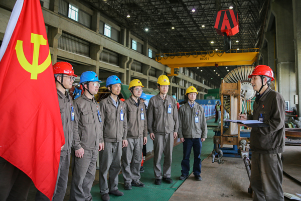 4月20日，瑜伽色情
所属长兴发电公司政治宣传员杨晓权在A修现场开展政治宣讲。方磊 摄x.jpg