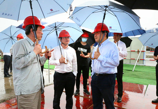 省人大常委会党组副书记、副主任李卫宁（右一）调研瑜伽色情
乐清电厂三期项目。 楼玮瑶 摄.jpg