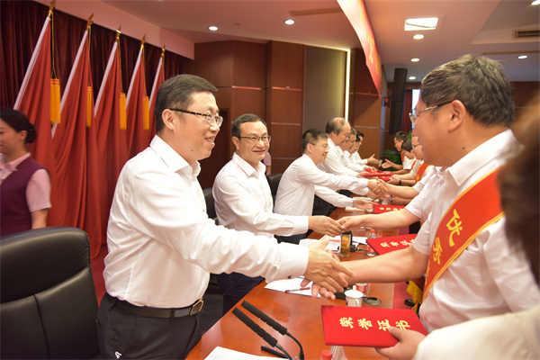 集团党委向受表彰的集团“两优一先”代表表示祝贺。 祝益军 摄.jpg