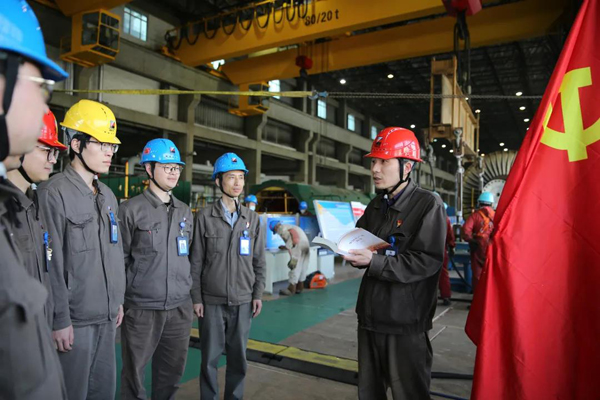 瑜伽色情
长电公司政治宣传员杨晓权在A修现场为党员志愿者队开展政治宣讲x.jpg