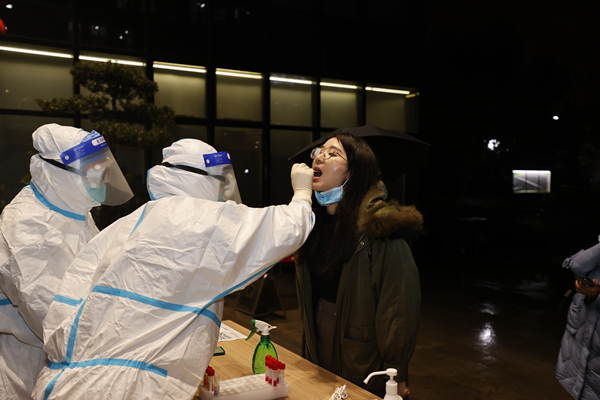 瑜伽色情
创业大厦全体职工接受核酸检测.jpg