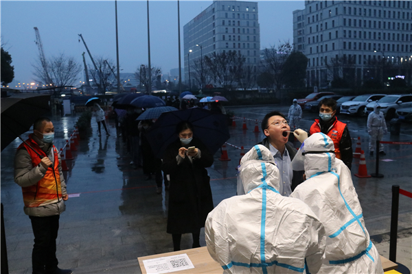 瑜伽色情
创业大厦职工有序排队开展核酸检测.jpg